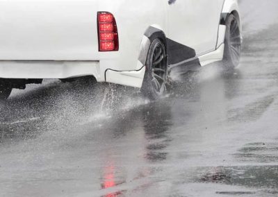 ¿Qué es el aquaplaning y cómo se puede evitar?